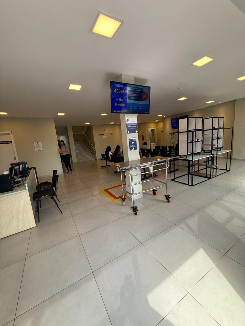 Tutores na recepção do Hospital Veterinário Municipal de Curitiba
